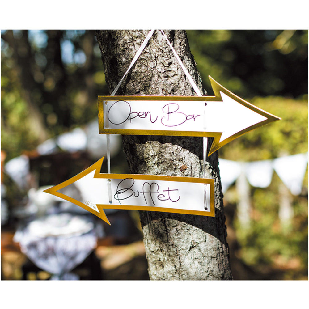 Vita skyltar med guldkant