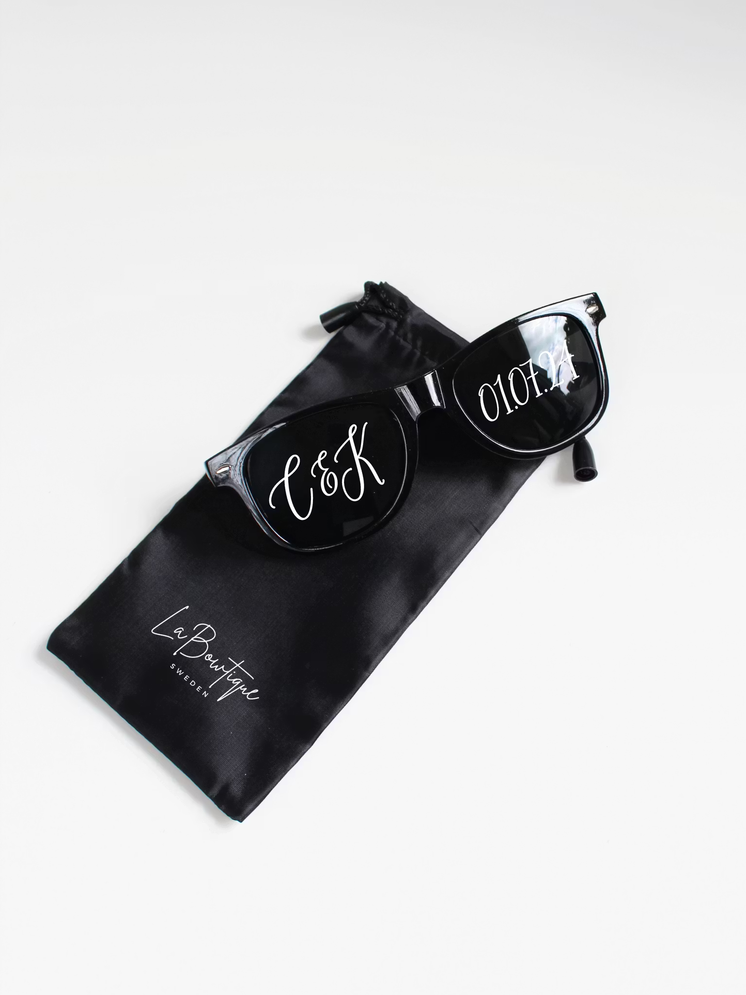 Svarta solglasögon med personligt tryck
