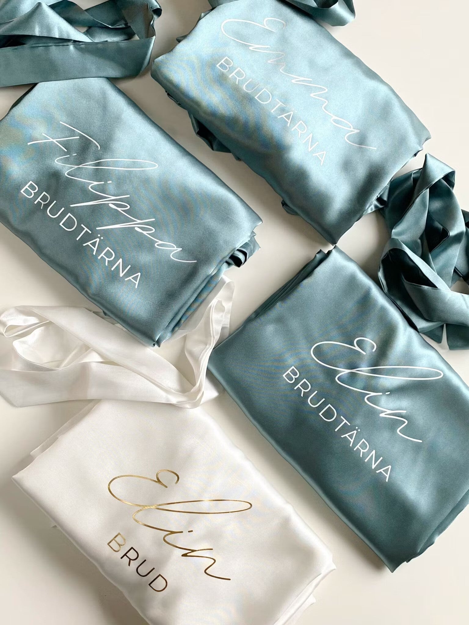 Personlig morgonrock i exklusiv satin med tryck